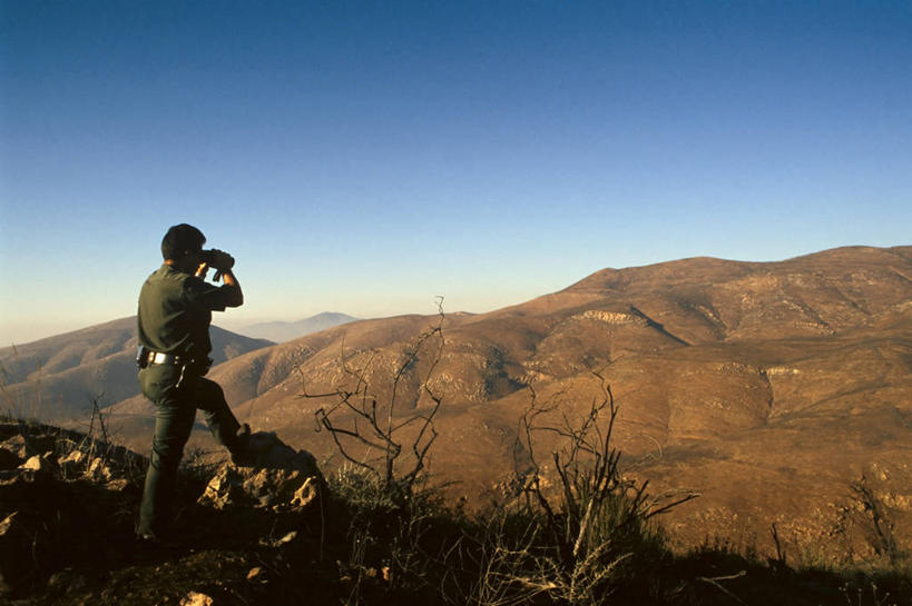 成年人,一个人,横图,留白,侧面,山,美国,仅一个男性,摄影,加利福尼亚,双筒望远镜,圣迭戈县,彩图,社会问题