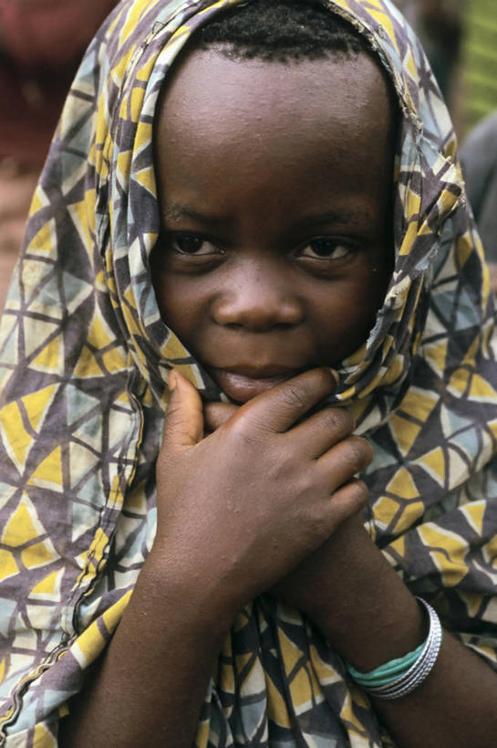 儿童,一个人,竖图,室外,纯洁,纺织品,非洲,坦桑尼亚,仅一个男性,仅一个人,小孩,黑色,仅一个小孩,可爱,童年,童趣,摄影,肖像,童真,烂漫,无邪,刚果民主共和国,难民,天真,男孩,男人,男性,孩子,彩图,男生