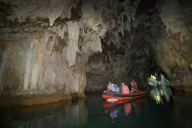 西方人,成年人,中年人,横图,旅游,探险,水,欧洲,欧洲人,行人,游客,游人,反射,极限运动,路人,旅客,运输,摄影,洞穴,怪异,钟乳石,地质学,过客,男人,中年男性,白种人,彩图,充气艇
