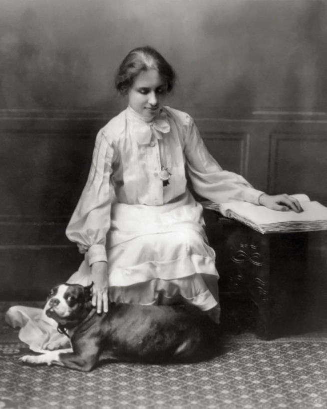 西方人,一个人,竖图,黑白,宠物,狗,欧洲,欧洲人,仅一个年轻女性,仅一个女性,仅一个人,起伏,小的,标志,文字,字符,标识,读书,摄影,奋斗,凹凸,决心,肖像,残疾,盲人,盲文,点字,凸字,年轻女性,女人,女性,白种人,年轻人,触摸,跪着,影棚拍摄,波士顿猎犬,布莱叶点字法,聋,海伦凯勒