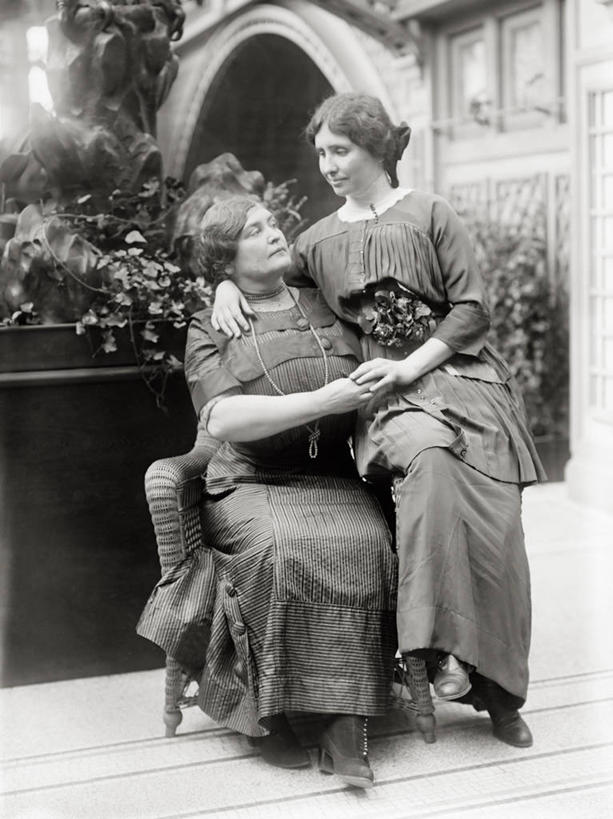 西方人,两个人,教师,坐,竖图,黑白,侧面,友谊,欧洲,欧洲人,教育,摄影,奋斗,肖像,残疾,合伙,盲人,中年女性,白种人,触摸,影棚拍摄,聋,海伦凯勒