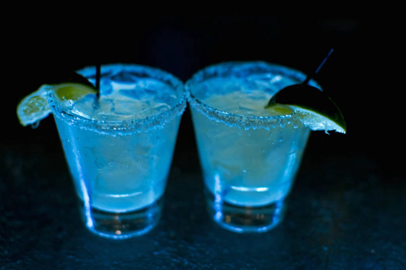 无人,酒吧,横图,室内,聚会,杯子,发光,酒类,饮食,酒,饮料,两个,酒杯,摄影,马提尼,特其拉,酸橙,能力,彩图