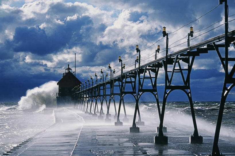 无人,栏杆,横图,室外,白天,风险,信心,暴风雨,道路,美国,信息,云,灯塔,交通,天气,方向,波浪,寒冷,摄影,引导,指引,北美,北美洲,走神,决心,美洲,坚持,密歇根湖,北亚美利加洲,亚美利加洲,密歇根,密歇根州,貂熊州,狼獾之州,狼獾州,航标,贡献,五大湖,彩图,美利坚合众国,导航,风飑