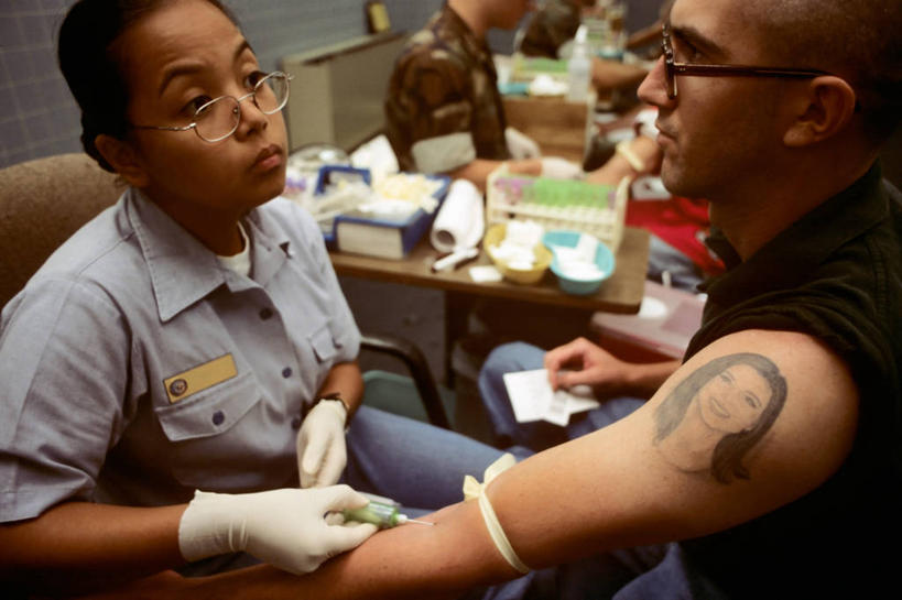 成年人,两个人,横图,室内,分子,美国,研究,军事,纹身,医疗用品,摄影,遗传研究,注射器,脱氧核糖核酸,北美,北美洲,美洲,海军,献血,医疗器械,身份,南卡罗来纳州,北卡罗来纳州,北亚美利加洲,亚美利加洲,北卡罗来纳,焦油脚根之州,黑油鞋根之州,老北州,南卡罗来纳,扇榈之州,矮棕榈之州,手术器械,男人,男性,女人,女性,亚洲人,年轻人,彩图,美利坚合众国,美国海军陆战队