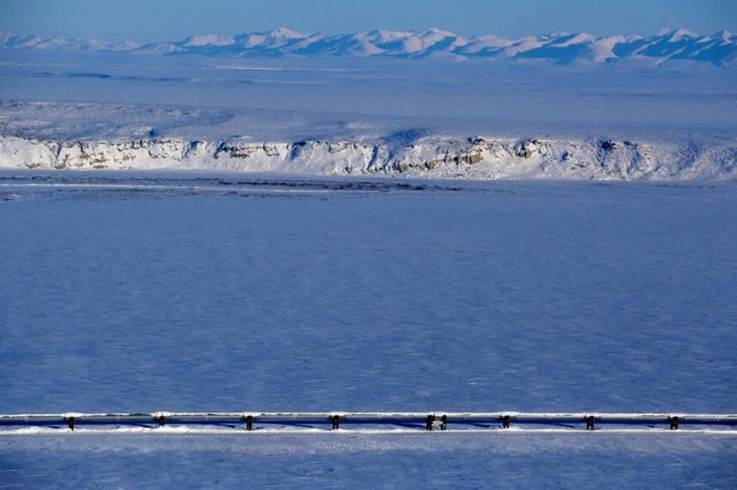 无人,横图,俯视,航拍,室外,白天,建材,北极,山,雪,金属制品,美国,金属,管子,管道,钢管,寒冷,摄影,能源,环境,工程,石油工业,鸟瞰,建筑材料,彩图,高角度拍摄,输油管道