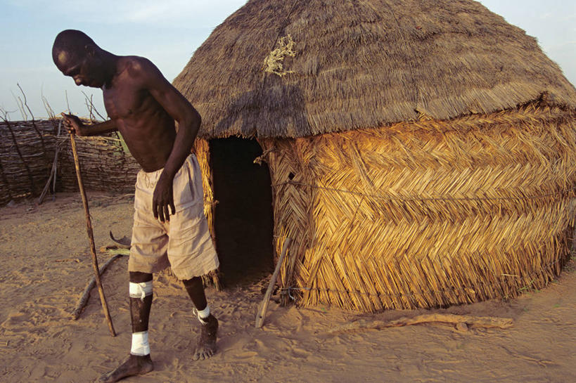 成年人,中年人,一个人,横图,室外,白天,非洲,尼日尔,尼日利亚,仅一个男性,仅一个人,仅一个中年男性,生病,摄影,男人,男性,中年男性,非洲人,彩图,小屋,游牧民族