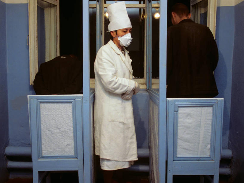 西方人,成年人,中年人,三个人,横图,室内,欧洲,俄罗斯,欧洲人,生病,监狱,摄影,犯人,西伯利亚,结核杆菌,男人,中年男性,白种人,彩图