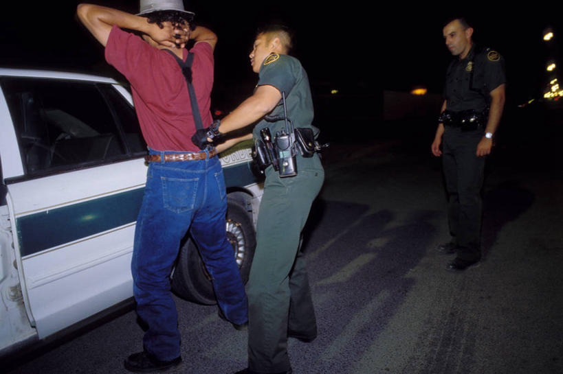 西方人,成年人,中年人,三个人,横图,室外,夜晚,墨西哥,欧洲,美国,欧洲人,生病,摄影,加利福尼亚,政府,警官,搜寻,男人,中年男性,白种人,彩图,非法移民