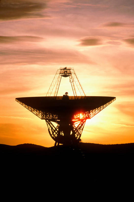 竖图,室外,白天,通讯,探险,技术,仪器,科技,日落,美国,眺望,检查,研究,反射,分析,科学,金属,望远镜,云,天空,黄昏,收音机,观察,清晰,探索,工业,摄影,放大,观看,品牌,仔细,科研,工程,科学技术,北美,北美洲,瞭望,聚焦,关注,加利福尼亚,美洲,逆光,放音设备,天文学,远视镜,瞭望镜,射电望远镜,光学,北亚美利加洲,亚美利加洲,清楚,美国宇航局,彩图,美利坚合众国,光学仪器,千里镜,空间探索