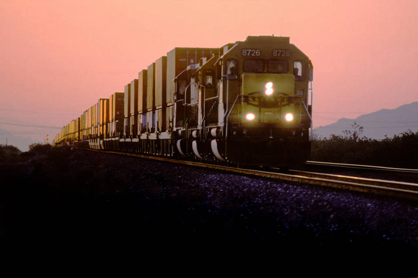 横图,室外,白天,路,铁路,火车,轨道,集装箱,交通,铁轨,货柜,箱子,运输,摄影,机车,物流,美国文化,彩图