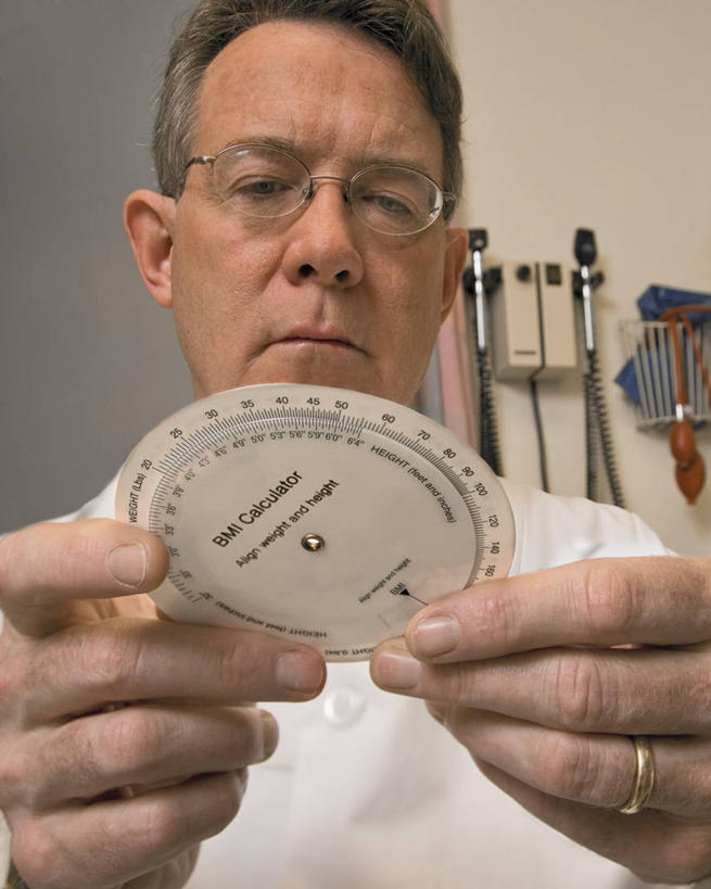 西方人,中年人,老年人,一个人,医生,竖图,室内,计算器,欧洲,欧洲人,仅一个男性,仅一个人,仅一个中年男性,重量,摄影,英文字母,肖像,医疗器械,男人,男性,中年男性,白种人,彩图