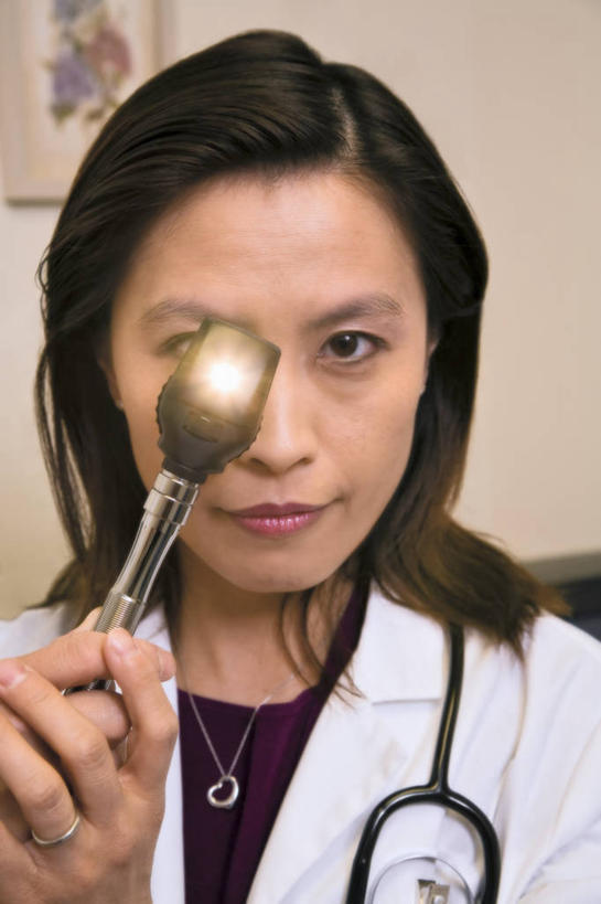 成年人,中年人,脸,头,脸颊,一个人,医生,办公室,竖图,室内,仅一个女性,仅一个人,光,肩膀,仅一个中年女性,摄影,照明设备,肖像,东亚人,耳镜,女人,女性,中年女性,中国人,头部,脸部,脸蛋,面部,彩图