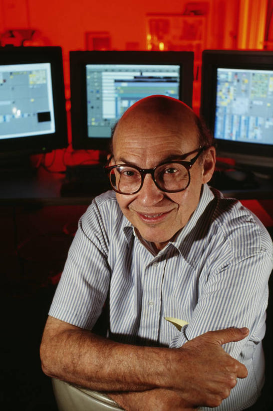 西方人,成年人,老年人,一个人,教师,双手交叉,微笑,竖图,室内,智慧,显示器,技术,欧洲,美国,欧洲人,仅一个男性,仅一个人,仅一个中年男性,研究,眼镜,摄影,双手抱胸,机器人,肖像,波士顿,马萨诸塞,麻省理工学院,发明家,男人,男性,中年男性,白种人,讲师,半身,彩图,影棚拍摄