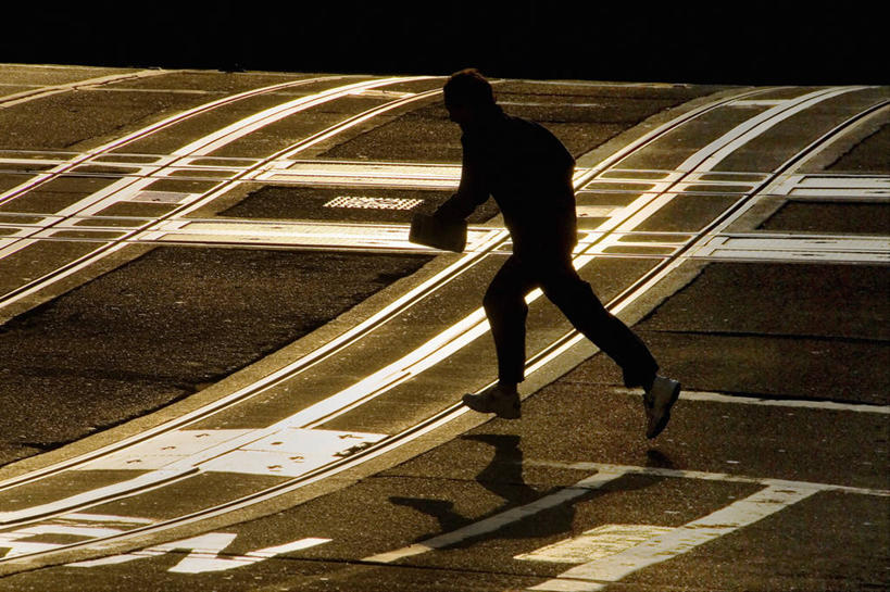 成年人,中年人,一个人,跑,横图,室外,白天,美国,仅一个男性,仅一个人,仅一个中年男性,路口,摄影,加利福尼亚,忙碌,逆光,旧金山,紧迫,男人,男性,中年男性,彩图,径赛