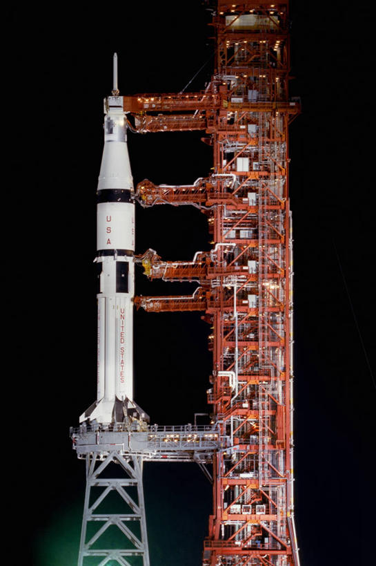 无人,竖图,室外,夜晚,探险,航天,科技,美国,科学,发射台,摄影,工程,北美,北美洲,发射塔,美洲,佛罗里达,佛罗里达州,佛州,阳光州,肯尼迪航天中心,北亚美利加洲,亚美利加洲,阿波罗工程,阿波罗计划,登月计划,梅里特岛,美国宇航局,彩图,美利坚合众国,阿波罗-联盟测试计划,阿波罗-联盟对接测试计划,空间探索,载人航天工程