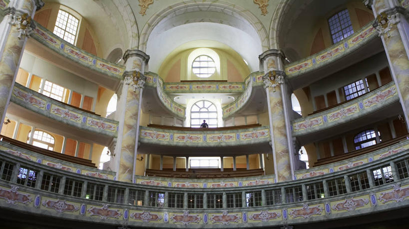 一个人,横图,室内,白天,窗户,阳台,城市,建筑,德国,拱门,历史,地标建筑,摄影,宗教,第二次世界大战,德国文化,德累斯顿,德累斯顿圣母教堂,彩图