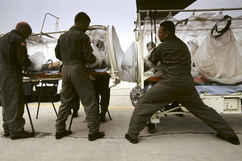 西方人,成年人,中年人,一个人,四个人,横图,室外,白天,欧洲,美国,欧洲人,仅一个男性,仅一个人,仅一个中年男性,士兵,准备,研究,军事,生病,摄影,军队,西弗吉尼亚,恐怖主义,男人,男性,中年男性,白种人,彩图,美国军事