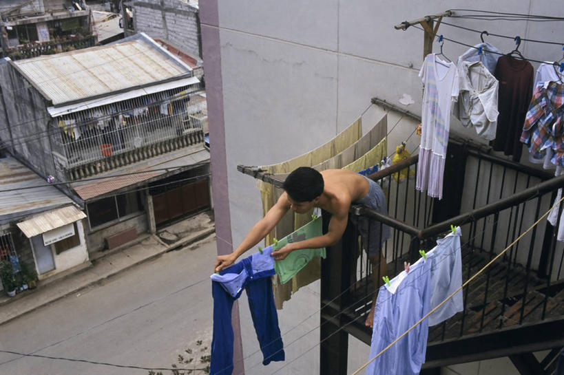 成年人,一个人,横图,室外,白天,阳台,城市,菲律宾,仅一个男性,仅一个人,吊挂,悬挂,首都,挂,仅一个年轻男性,洗衣服,摄影,迁徙,贫穷,马尼拉,男人,男性,年轻男性,年轻人,彩图,防火梯,菲律宾人