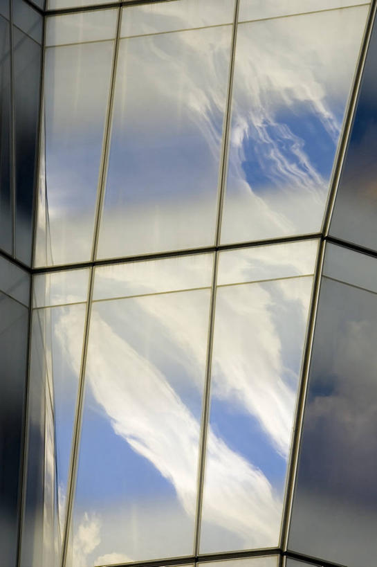 无人,竖图,室外,白天,窗户,镜子,城市,建筑,摩天大楼,纽约,美国,艺术,反射,云,曼哈顿,干净,寒冷,摄影,文学,彩图,超现实主义,流派,艺术流派