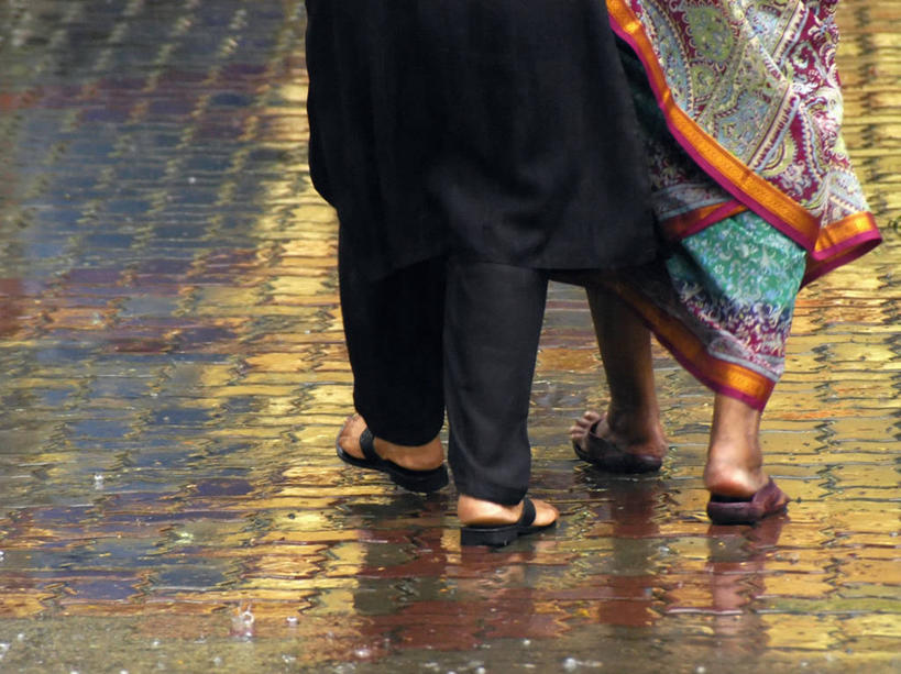 成年人,腿,两个人,横图,室外,白天,雨,暴雨,新加坡,湿,人行道,天气,摄影,部分,印度文化,纱丽,彩图,季候风