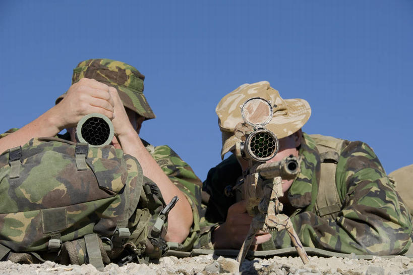 西方人,两个人,横图,室外,白天,团队,射击,帽子,欧洲,美国,欧洲人,学习,军事,枪支,陆地,泥土,蓝色,天空,看,战争,摄影,准确,恐怖,海军,进攻,英国文化,来福枪,背包客,内华达州,狙击手,结束,军事演习,白种人,彩图,特种部队