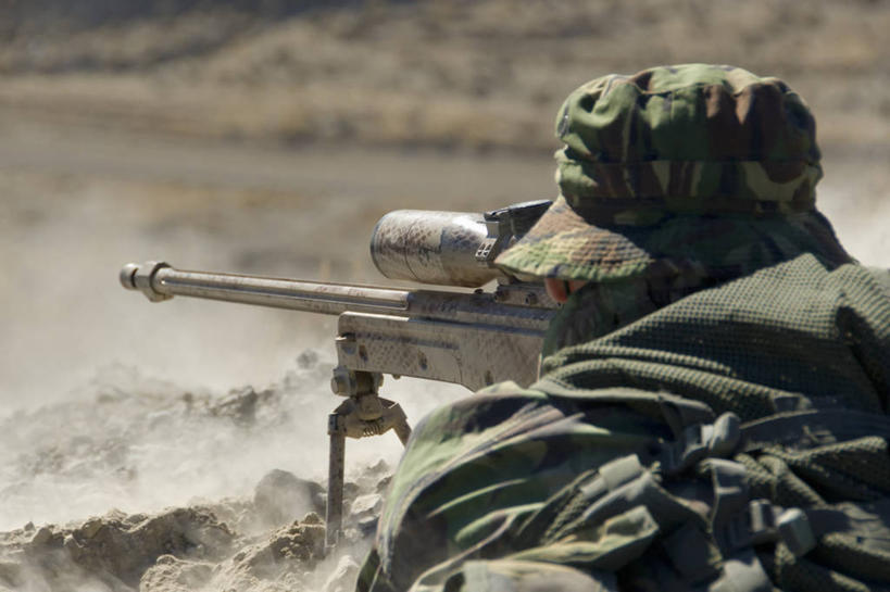 成年人,中年人,一个人,横图,室外,白天,团队,射击,帽子,美国,仅一个男性,仅一个人,仅一个中年男性,踢,学习,军事,枪支,陆地,泥土,看,战争,摄影,灰尘,准确,恐怖,海军,进攻,英国文化,来福枪,内华达州,狙击手,结束,军事演习,男人,男性,中年男性,彩图,特种部队