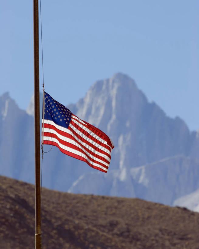 无人,竖图,室外,白天,美景,山,旗帜,美国,景观,山顶,吹气,天空,自然,景色,美国国旗,摄影,花岗岩,拍打,北美,北美洲,加利福尼亚,自然风光,美洲,加州,爱国主义,加利福尼亚州,内华达山,内华达山脉,金州,黄金州,北亚美利加洲,亚美利加洲,地质学,惠特尼山,自然地理,彩图,美利坚合众国,龙柏