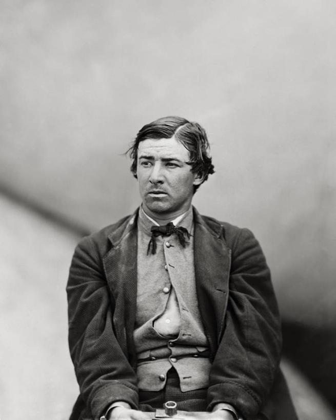 西方人,成年人,中年人,一个人,竖图,黑白,室外,欧洲,美国,欧洲人,仅一个男性,仅一个人,仅一个中年男性,历史,摄影,犯罪,肖像,国务卿,男人,男性,中年男性,白种人