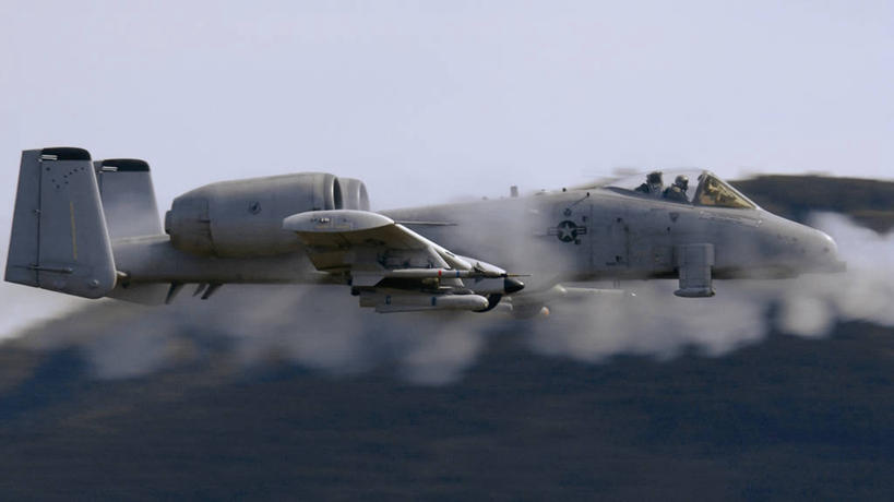 一个人,横图,室外,白天,侧面,美国,军事,雷电,烟,战争,摄影,空军,工程,战斗机,剪影,导弹,机关枪,军用机,座舱,危险,彩图,美国空军,阿拉斯加山脉