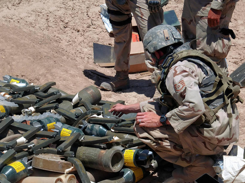 西方人,成年人,中年人,三个人,横图,室外,白天,自由,安全,欧洲,阿富汗,欧洲人,士兵,军事,战争,摄影,空军,矿产,矿物,毁灭,军士,火箭筒,军火,男人,中年男性,白种人,彩图,美国空军,爆炸物