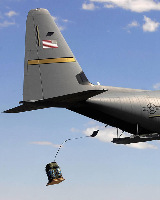 无人,竖图,室外,白天,侧面,降落伞,军事,设备,物品,战争,摄影,空军,军用机,空运,C-130运输机,货机,彩图,货盘,美国空军