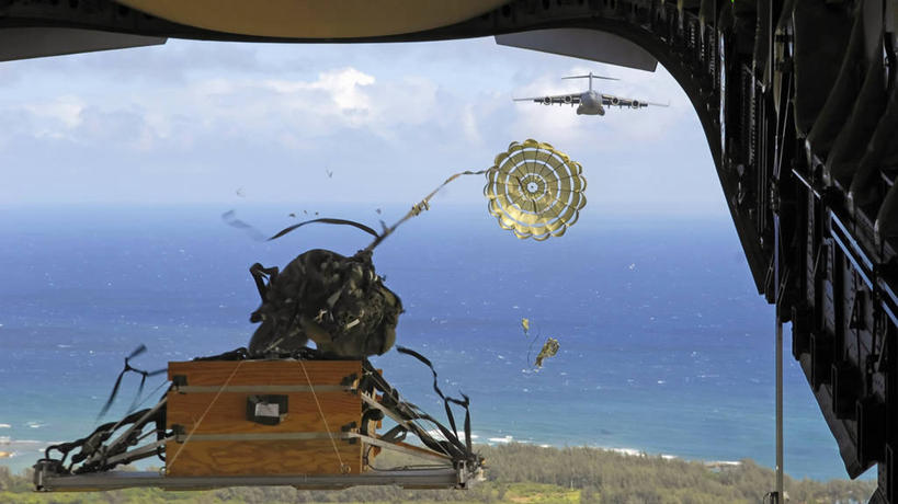 无人,横图,室外,白天,飞机,降落伞,美国,军事,交通,航空,飞,交通工具,战争,运输,摄影,空军,直升机,太平洋,北美,客机,北美洲,载具,美洲,军用机,运输机,美军,军用战斗机,军用运输器,空运,C-17环球霸王III,C-17运输机,夏威夷群岛,北亚美利加洲,亚美利加洲,货机,彩图,美利坚合众国,商务机