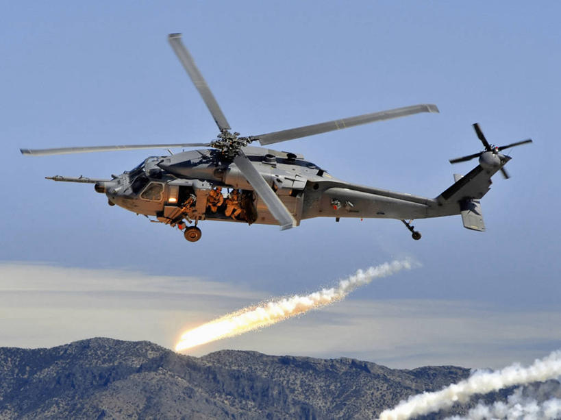 中年人,两个人,横图,室外,白天,美国,士兵,军事,烟,战争,摄影,空军,抗议,直升机,军用机,内华达州,HH-60直升机,彩图,美国空军