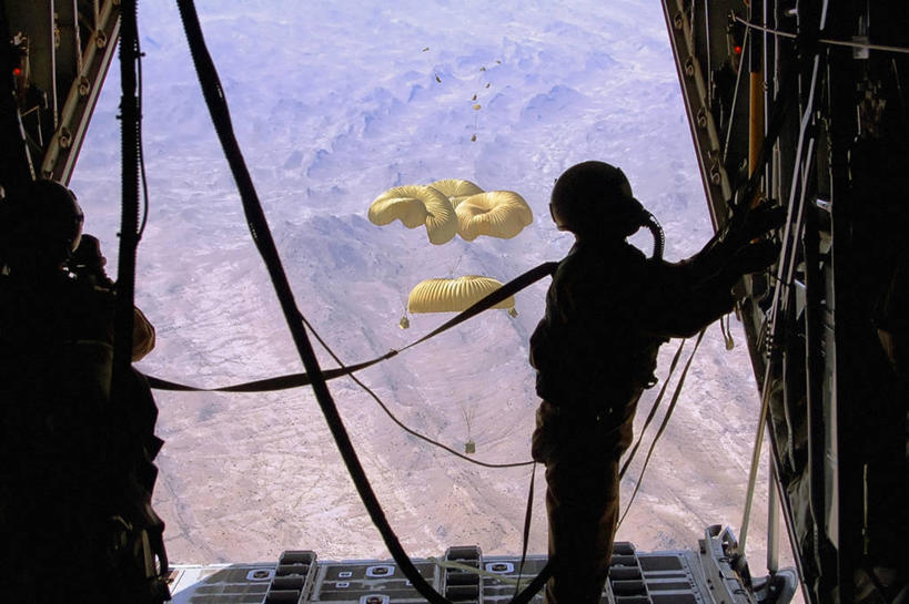 中年人,两个人,飞行员,横图,室外,白天,自由,风险,山,降落伞,阿富汗,军事,集装箱,货柜,箱子,战争,运输,摄影,空军,面板,支撑,物流,C-130运输机,日常用品,彩图,美国空军