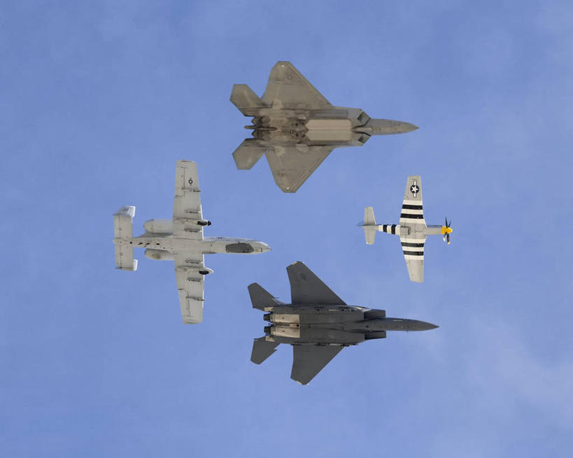 无人,横图,室外,白天,仰视,技术,鹰,美国,军事,雷电,注视,飞,观察,看,战争,摄影,观看,察看,准确,关注,加利福尼亚,F-15鹰式战斗机,F-22猛禽战斗机,彩图,低角度拍摄,爱德华兹空军基地,编队飞行