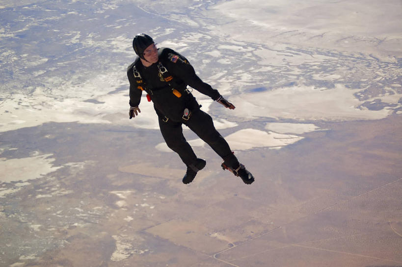 西方人,成年人,中年人,一个人,横图,俯视,航拍,室外,白天,沙漠,欧洲,美国,欧洲人,仅一个男性,仅一个人,仅一个中年男性,裤子,艺术,极限运动,摄影,落下,专心,鸟瞰,文学,加利福尼亚,紧身裤,勇气,危险,跳伞运动,男人,男性,中年男性,白种人,彩图,高角度拍摄,爱德华兹空军基地,超现实主义,流派,艺术流派