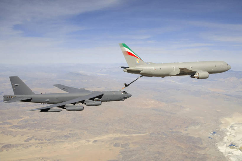 无人,横图,俯视,航拍,室外,白天,侧面,技术,沙漠,飞机,美国,环保,军事,油轮,两个,战争,摄影,空军,能源,回收,燃料,资源,准确,鸟瞰,加利福尼亚,利用,轰炸机,低碳,军用机,循环,B-52同温层堡垒轰炸机,持续,彩图,高角度拍摄,波音767,爱德华兹空军基地,美国空军,爆炸物