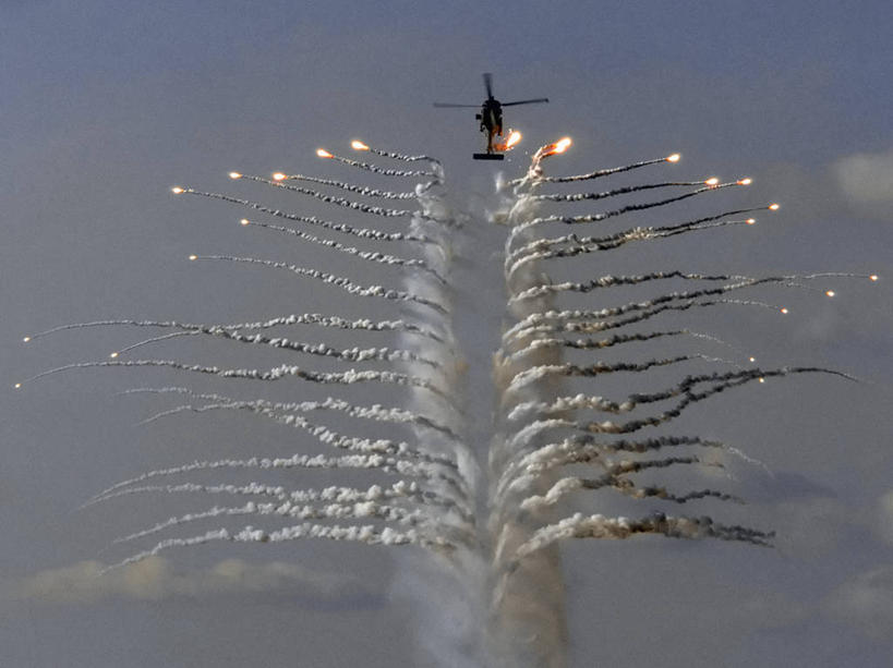 无人,横图,室外,白天,射击,船,美国,对称,军事,烟雾,飞,南海,背面,烟,战争,摄影,军舰,甲板,直升机,污染,照亮,废气,北美,北美洲,航母,美洲,海军,战舰,航空母舰,军用机,飞机尾迹,小鹰号航空母舰,美军,飞行甲板,军用战舰,战船,尾迹云,机尾云,飞机拉烟,云带,尾迹,北亚美利加洲,亚美利加洲,机尾迹,飞机尾气,空母,载机巡洋舰,信号弹,彩图,SH-60海鹰直升机,美利坚合众国