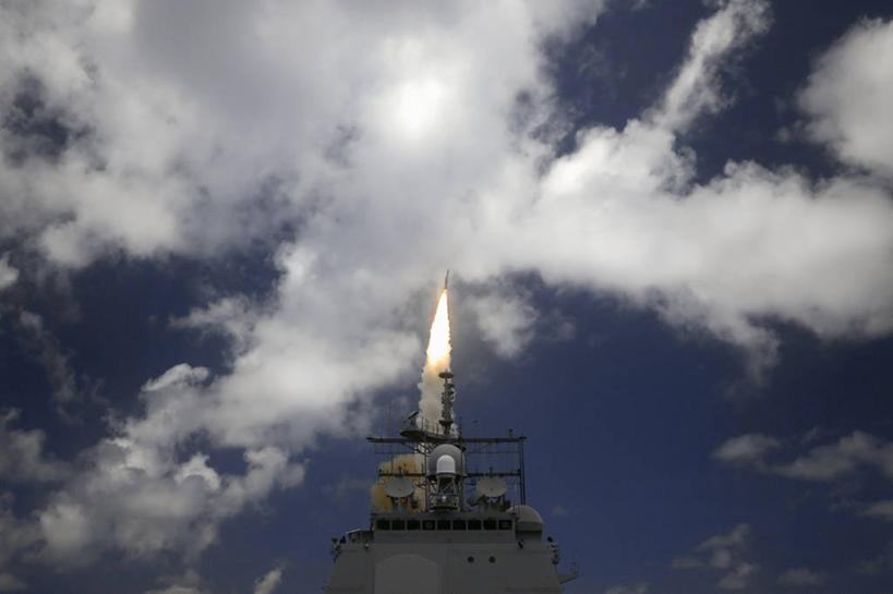 无人,横图,室外,白天,仰视,技术,军事,云,烟,战争,摄影,太平洋,导弹,科学实验,空气污染,彩图,低角度拍摄