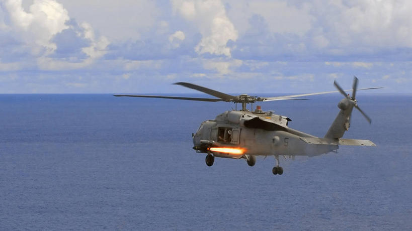 一个人,横图,室外,白天,军事,火焰,飞,战争,摄影,直升机,太平洋,导弹,军用机,彩图,SH-60海鹰直升机