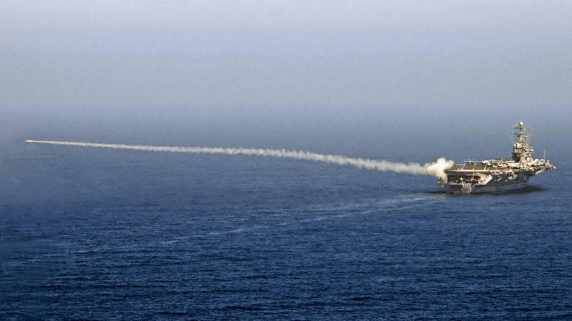 无人,横图,俯视,航拍,室外,白天,海洋,船,美国,起飞,军事,烟雾,烟,战争,摄影,军舰,甲板,污染,废气,太平洋,北美,北美洲,鸟瞰,航母,美洲,海军,导弹,战舰,航空母舰,飞机尾迹,美军,飞行甲板,军用战舰,亚伯拉罕.林肯号航空母舰,战船,尾迹云,机尾云,飞机拉烟,云带,尾迹,万里无云,北大西洋公约组织,北亚美利加洲,亚美利加洲,机尾迹,飞机尾气,空母,载机巡洋舰,军事演习,林肯号航空母舰,彩图,高角度拍摄,美利坚合众国,美国海军