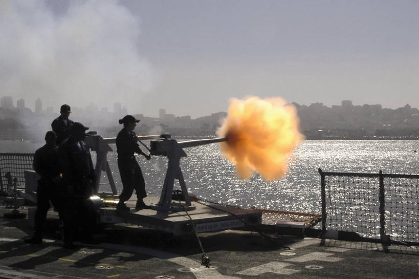 成年人,中年人,四个人,水手,横图,室外,白天,爆炸,射击,海洋,火,美国,军事,枪支,武器,烟,战争,摄影,敬礼,加利福尼亚,科学实验,旧金山,市长,男人,中年男性,中年女性,彩图,美国海军,舰队周