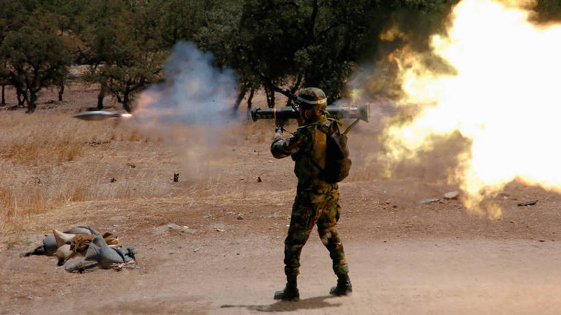 西方人,成年人,中年人,一个人,横图,室外,白天,欧洲,美国,欧洲人,仅一个男性,仅一个人,仅一个中年男性,军事,火焰,战争,摄影,抗议,加利福尼亚,噪声,海军,导弹,火箭筒,男人,男性,中年男性,白种人,彩图,美国海军