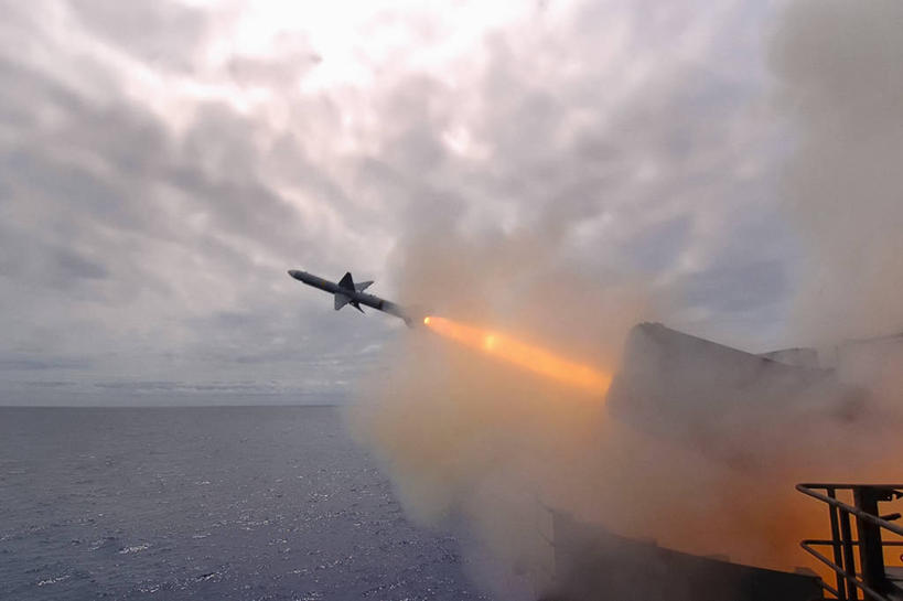 无人,横图,室外,白天,军事,火焰,烟,战争,摄影,太平洋,噪声,海军,导弹,航空母舰,斯坦尼斯号航空母舰,北大西洋公约组织,空气污染,彩图,美国海军