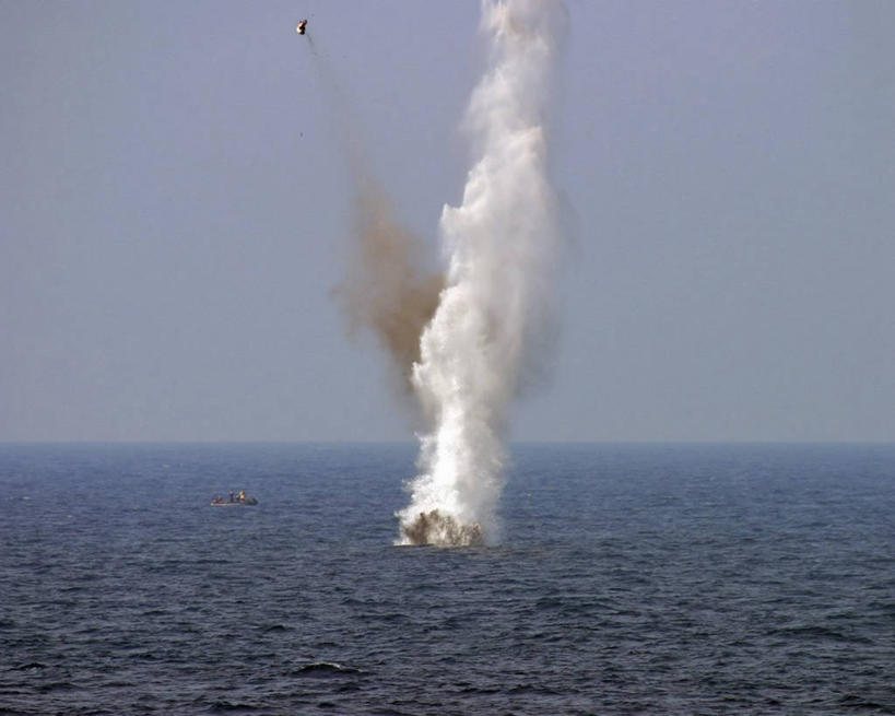 两个人,横图,室外,白天,爆炸,海洋,飞溅,溅,军事,战争,摄影,矿产,矿物,噪声,军事演习,危险,彩图,充气艇,爆炸物