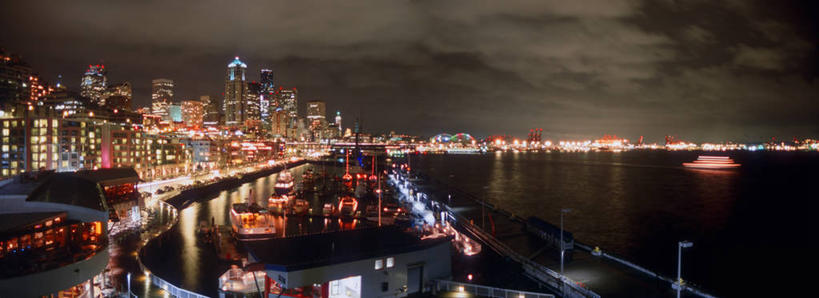 无人,码头,横图,全景,俯视,室外,夜晚,商务,夜生活,城市,港口,建筑,摩天大楼,船,美国,发光,反射,海岸线,云,风景,办公大楼,运输,摄影,照亮,北美,北美洲,渡轮,美洲,市区,华盛顿州,西雅图,普吉特海湾,北亚美利加洲,亚美利加洲,彩图,高角度拍摄,摆渡口,埠头,渡口,渡头,港湾,海港,货运码头,口岸,商港,美利坚合众国