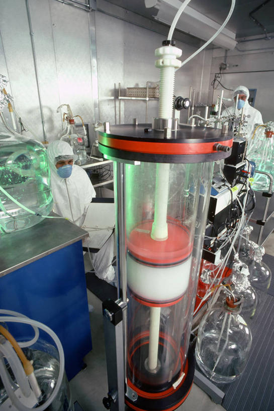 西方人,成年人,中年人,两个人,竖图,室内,安全,零件,欧洲,欧洲人,检查,研究,科学,药剂,实验室,防护,设备,物品,药品,交换,治疗,工业,摄影,保护,药物,部件,制造,控制,医疗,病毒,生物学,抗生素,保险,预防,实验服,科学实验,注射剂,肝炎,活塞,熔锅,平安,注射液,男人,中年男性,白种人,技术员,彩图,接种疫苗,活塞零件