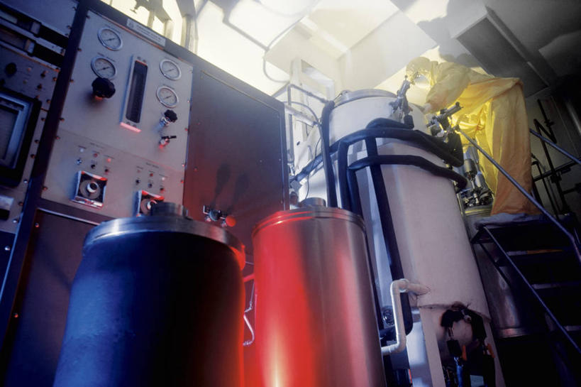 一个人,横图,室内,仰视,技术,微生物,不锈钢,检查,研究,科学,化学,测量,液体,实验室,联系,设备,物品,摄影,生物学,抗生素,防护镜,实验服,控制面板,肝炎,化学家,化学反应,解决,熔锅,技术员,彩图,低角度拍摄,生物化学家,接种疫苗