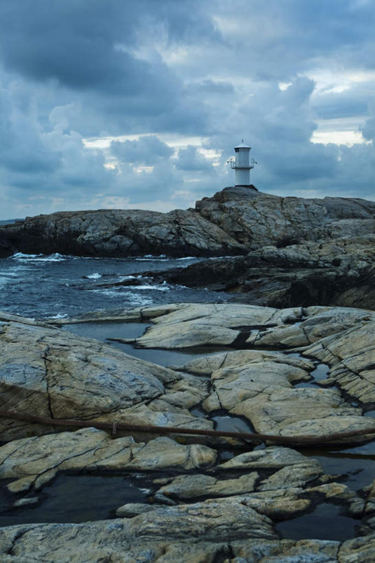 无人,竖图,室外,白天,正面,旅游,度假,海浪,海洋,石头,美景,道路,瑞典,欧洲,信息,石子,景观,浪花,云,云朵,灯塔,交通,云彩,方向,娱乐,蓝色,白云,蓝天,天空,自然,海水,天,享受,休闲,景色,放松,晴朗,引导,指引,斯堪的纳维亚,自然风光,北欧,斯堪的纳维亚半岛,海景,航标,布胡斯,瑞典王国,大海,风浪,海,海水的波动,近岸浪,石块,岩石,涌浪,晴空,彩图,导航