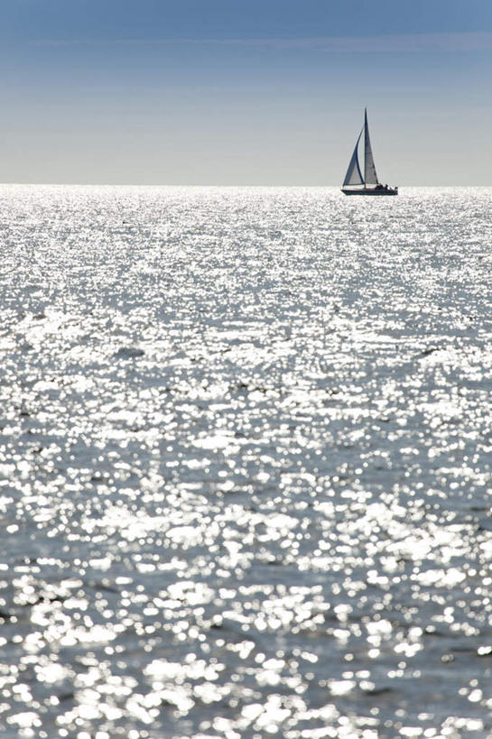 帆船,无人,竖图,室外,白天,正面,旅游,度假,海浪,海洋,美景,船,瑞典,欧洲,一艘,阴影,光线,影子,景观,浪花,水平线,辽阔,海平线,娱乐,蓝色,蓝天,天空,阳光,自然,海水,交通工具,天,享受,休闲,广阔,景色,放松,晴朗,一望无际,斯堪的纳维亚,自然风光,载具,北欧,斯堪的纳维亚半岛,海景,万里无云,布胡斯,瑞典王国,无边无际,一马平川,大海,风浪,海,海水的波动,近岸浪,涌浪,晴空,晴空万里,彩图,水天相接,水天一线